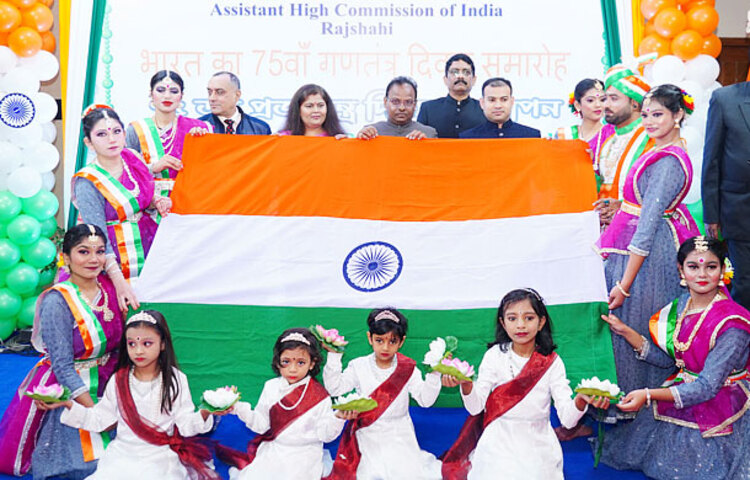 রাজশাহীতে ভারতের ৭৫তম প্রজাতন্ত্র দিবস উদযাপিত হয়েছে। আজ সকালে রাজশাহীর ভারতীয় সহকারী হাইকমিশনের আয়োজনে ব্যাপক উৎসাহ-উদ্দীপনার মাধ্যমে দিয়ে এ দিবস উদযাপিত হয়। ছবি: সাখাওয়াত হোসেন