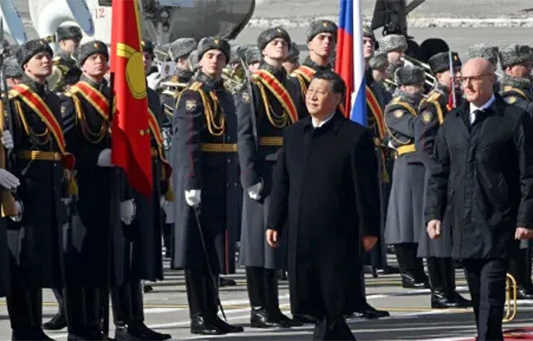 টানা তৃতীয়বারের মতো ক্ষমতায় বসা চীনা প্রেসিডেন্ট শি জিনপিং, রুশ প্রেসিডেন্ট ভ্লাদিমির পুতিনের সঙ্গে দেখা করতে মস্কো পৌঁছেছেন। স্থানীয় সময় আজ ক্রেমলিন সফরে গেলেন তিনি। ছবি: সংগৃহীত