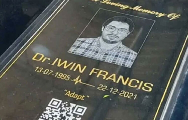 মৃত ছেলেকে সবার মাঝে বাঁচিয়ে রাখতে চেয়েছিলেন মা-বাবা। আর সে ইচ্ছে থেকেই ছেলের সমাধির ওপর কিউআর কোড বসানোর অদ্ভুত সিদ্ধান্ত নেন তারা। ছবি: সংগৃহীত