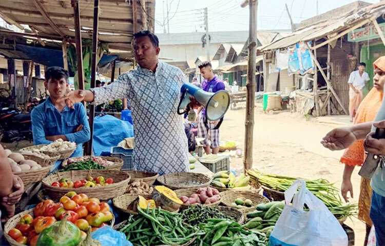 রমজানে ন্যায্যমূল্যে নিত্যপণ্য বিক্রির অনুরোধ জানিয়ে মাইকিং করে প্রশংসায় ভাসছেন চুয়াডাঙ্গা পৌরসভার চার নম্বর ওয়ার্ড কাউন্সিলর মাফিজুর রহমান মাফি। রমজানে ইফতারের আগে হ্যান্ড মাইক নিয়ে শহরের বড় বাজারসহ বিভিন্ন বাজারে ব্যবসায়ী ও ক্রেতাদের সতর্ক করেন তিনি। মাফি জেলা দোকান মালিক সমিতির প্রচার সম্পাদক। ছবি: হুসাইন মালিক