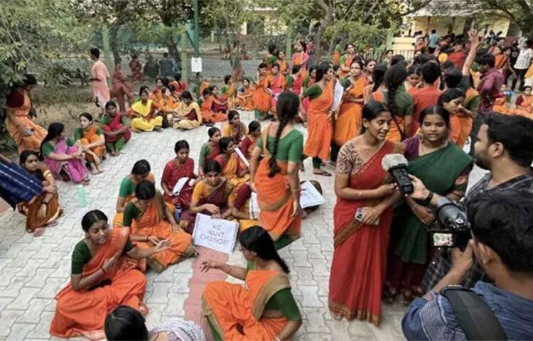 ভারতের চেন্নাইয়ের আর্ট অ্যাকাডেমির এক শিক্ষকের বিরুদ্ধে যৌন হয়রানির অভিযোগ তুলেছে শিক্ষার্থীরা। আজ তামিলনাডু রাজ্য নারী কমিশনের সদস্যরা জানান, কলেজের ভেতরে শান্তিপূর্ণভাবে বিচারের জন্য বিক্ষোভ শুরু করে কলা অনুষদের ২০০ জন শিক্ষার্থী। ছবি: সংগৃহীত