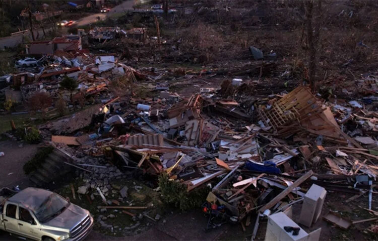 যুক্তরাষ্ট্রের দক্ষিণ এবং মধ্যপশ্চিমাঞ্চলে কয়েক দফা টর্নেডোর আঘাতে এখন পর্যন্ত ৩২ জনের প্রাণহানির খবর পাওয়া গেছে। এতে দেশটির বিভিন্ন অঙ্গরাজ্যে বাড়ি-ঘর বিধ্বস্ত হয়েছে এবং হাজার হাজার মানুষ বিদ্যুৎবিচ্ছিন্ন হয়ে পড়েছেন। ছবি: সংগৃহীত