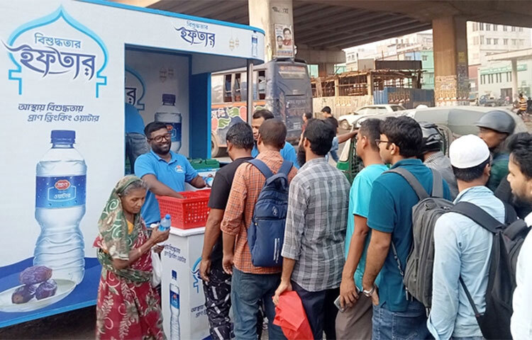 যানজটসহ দৈনন্দিন নানাবিধ ব্যস্ততার কারণে অনেক রোজাদারকে ইফতারের মুহূর্তে সড়কে কাটাতে হচ্ছে। এ সময়ে রাজধানীর বিভিন্ন পয়েন্টে রোজাদারদের মাঝে ইফতার সামগ্রী বিতরণ করছে প্রাণ ড্রিংকিং ওয়াটার। ইফতার সামগ্রীর মধ্যে রয়েছে প্রাণ ড্রিংকিং ওয়াটার ও খেজুর। পহেলা রমজান থেকেই এ উদ্যোগ নেয় প্রাণ ড্রিংকিং ওয়াটার, যা চলবে শেষ রমজান পর্যন্ত। ছবি: জাগো নিউজ