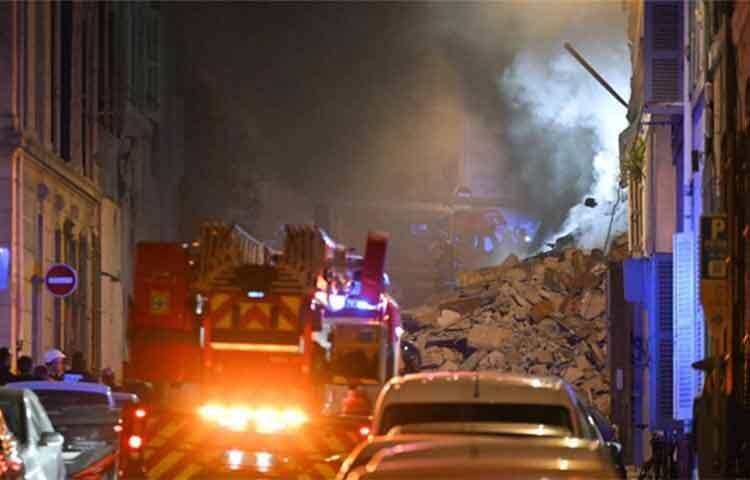 ফ্রান্সের দক্ষিণাঞ্চলীয় মার্সেই শহরের একটি চারতলা ভবন ধসে পড়ে পাঁচজন আহত হয়েছে। আজ রাত ১২টা ৪০ মিনিটের পর হঠাৎ করে বিকট শব্দ হয়ে ভবনটি ধসে পড়ে। ছবি: সংগৃহীত