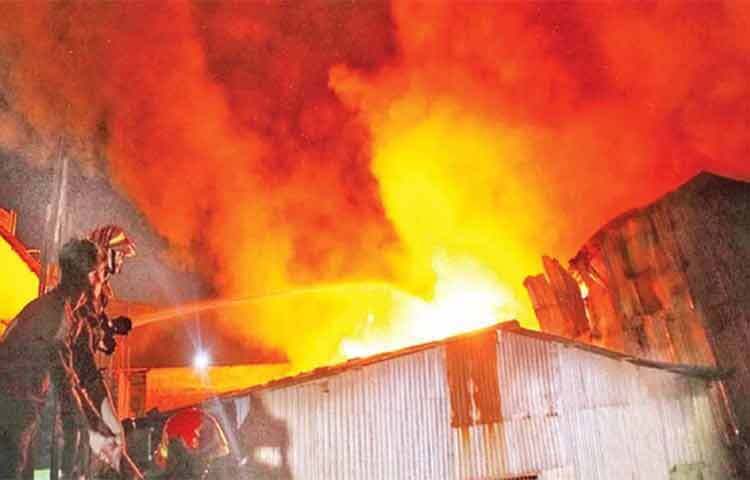 দক্ষিণ কলকাতার একটি জুতার রঙ তৈরির কারখানায় লাগা ভয়াবহ আগুনে দগ্ধ হয়ে মোহাম্মদ জসিম ও মোহাম্মদ আমির নামে দুই ব্যক্তি নিহত হয়েছেন। সম্পর্কে তারা বাবা-ছেলে। ছবি: সংগৃহীত