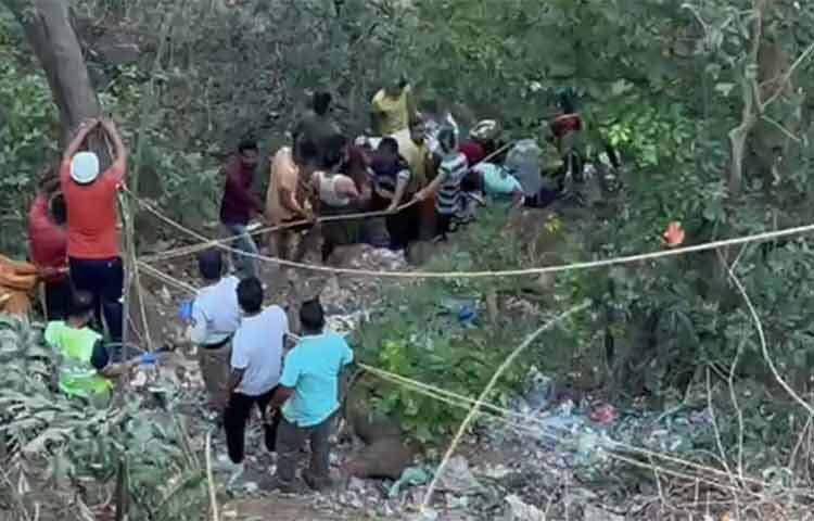 ভারতের মুম্বাইতে ভয়াবহ সড়ক দুর্ঘটনা ঘটেছে। জানা গেছে, মুম্বাই থেকে পুনে যাওয়ার পথে যাত্রীবাহী একটি বাস খাদে পড়ে যায়। এতে অন্তত ১২ জনের মৃত্যুর খবর পাওয়া গেছে। আহত হয়েছেন আরও ২৫ জন। ছবি: সংগৃহীত