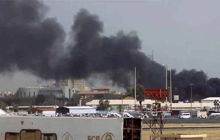 উত্তর আফ্রিকার দেশ সুদানের সেনাবাহিনী ও শক্তিশালী আধাসামরিক বাহিনীর মধ্যে তুমুল লড়াইয়ে অন্তত ২৭ জন নিহত ও ২০০ জন আহত হয়েছেন। নিহতদের মধ্যে জাতিসংঘের তিন কর্মীও রয়েছেন বলে জানায় ব্রিটিশ সংবাদমাধ্যম বিবিসি। ছবি: সংগৃহীত
