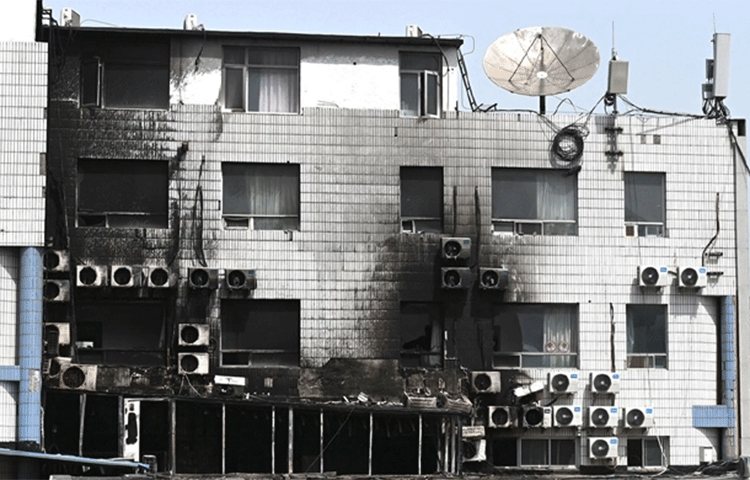 চীনের রাজধানী বেইজিংয়ে মঙ্গলবার (১৮ এপ্রিল) একটি হাসপাতালে ভয়াবহ অগ্নিকাণ্ডে ২৯ জন প্রাণ হারিয়েছেন। কিন্তু এ ঘটনার বিষয়ে খুব বেশি তথ্য জানায়নি কর্তৃপক্ষ। এমনকি আগুন লাগার পরে আট ঘণ্টা পর্যন্ত বিষয়টি পুরোপুরি গোপন রাখা হয় রাষ্ট্রীয় সম্প্রচারমাধ্যমগুলোতে। ছবি: সংগৃহীত