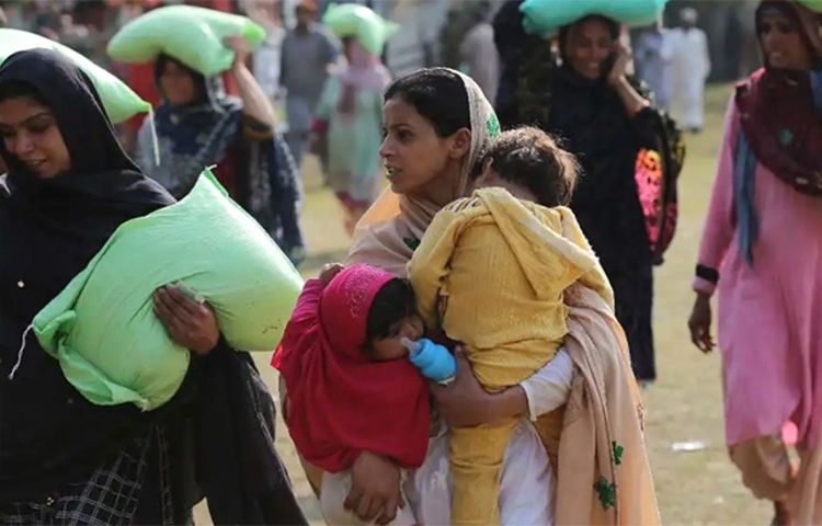 পবিত্র রমজান মাসে পাকিস্তানের রাজধানী ইসলামাবাদে বিনা মূল্যে এক ব্যাগ আটা পাওয়ার জন্য লাইন দিচ্ছে শত শত মানুষ। রেকর্ড মূল্যস্ফীতি ও ক্রমবর্ধমান দারিদ্র্যের কারণে দেশটির প্রধানমন্ত্রী শাহবাজ শরীফ ‘দরিদ্রদের মধ্যে দরিদ্রতম’ লোকদের জন্য গত মার্চে বিনা মূল্য আটা বিতরণ কর্মসূচি ঘোষণা করেন। ছবি: শেখ মহসিন