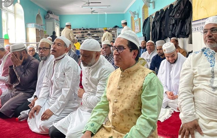 দীর্ঘ একমাস সিয়াম সাধনার পর মুসলিম উম্মাহর মাঝে আনন্দের বার্তা নিয়ে হাজির হয়েছে পবিত্র ঈদুল ফিতর। আজ মধ্যপ্রাচ্য এবং ইউরোপের অন্যান্য দেশের মতো জার্মানিতেও উদযাপিত হয়েছে মুসলমানদের বৃহৎ ধর্মীয় উৎসব ঈদুল ফিতর। ছবি: সংগৃহীত