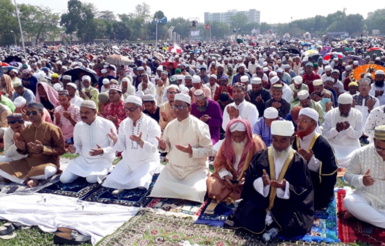 এশিয়ার সর্ববৃহৎ ঈদগাহ দিনাজপুরের ঐতিহাসিক গোর-এ শহীদ ময়দানে ঈদুল ফিতরের জামাত অনুষ্ঠিত হয়েছে। প্রখর রোদ আর তাপপ্রবাহেও ময়দানে মুসল্লির ঢল নামে। এবারও একসঙ্গে ৬ লাখ মুসল্লি নামাজ আদায় করেছেন বলে দাবি আয়োজকদের। ছবি: এমাদুল হক মিলন