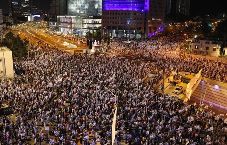 বিচারব্যবস্থা সংস্কারের প্রতিবাদে ইসরায়েলের রাজধানী তেল আবিবের রাজপথে নেমেছে হাজার হাজার বিক্ষুব্ধ জনতা। প্রধানমন্ত্রী বেঞ্জামিন নেতানিয়াহুর কট্টোর ডানপন্থি সরকার ও দেশের বিচার ব্যবস্থা সংস্কারের পরিকল্পনার বিরুদ্ধে শনিবার বিপুল সংখ্যক ইসরায়েলি নাগরিক আবারও বিক্ষোভে নামে। ছবি: সংগৃহীত