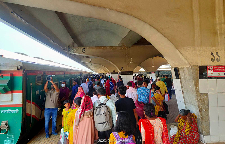 ঈদুল ফিতরের পাঁচদিনের ছুটি শেষ হয়েছে গত রোববার। ছুটি শেষে গত কয়েকদিনের মতো ঈদের পঞ্চম দিনেও নগরীতে ফিরছেন হাজারো মানুষ। আজ সকালে রাজধানীর কমলাপুরে ঢাকা রেলওয়ে স্টেশনে গিয়ে এমন চিত্র দেখা গেছে। বিপ্লব দিক্ষিৎ