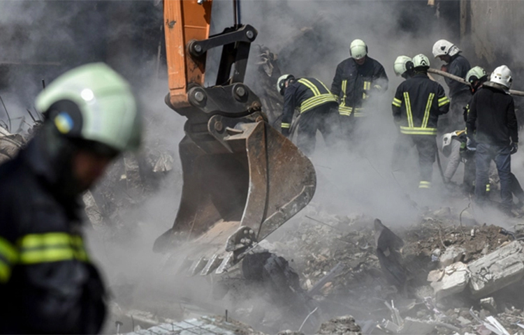 রাজধানী কিয়েভসহ ইউক্রেনের বিভিন্ন শহরে আবারও বড় ধরনের ক্ষেপণাস্ত্র হামলা চালিয়েছে রাশিয়া। একটি ভবনে হামলাতে চার শিশুসহ ২৩ জন নিহত হয়েছেন। এছাড়া আহত ১৮ জনকে হাসপাতালে ভর্তি করা হয়েছে। ছবি: সংগৃহীত