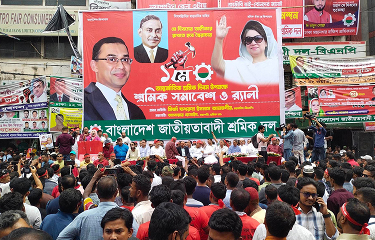 মে দিবস উপলক্ষে রাজধানীর নয়াপল্টনে শ্রমিক দলের শ্রমিক সমাবেশ অনুষ্ঠিত হয়েছে। আজ বেলা আড়াইটার দিকে নয়াপল্টনে বিএনপির কেন্দ্রীয় কার্যালয়ের সামনে এ সমাবেশ শুরু হয়। ছবি: খালিদ হোসেন