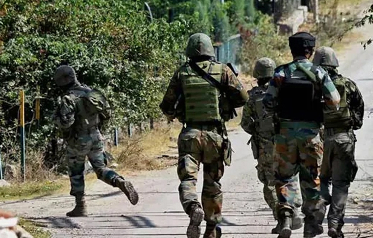 ভারতশাসিত জম্মু-কশ্মীরে বিচ্ছিন্নতাবাদীদের লক্ষ্য করে গত কয়েক দিন ধরে অভিযান পরিচালনা করছে দেশটির সেনাবাহিনী। তবে শুক্রবার (৫ মে) একটি বিস্ফোরণে অন্তত দুই ভারতীয় সেনা নিহত হয়েছে বলে খবর পাওয়া গেছে। সেখানের কর্মকর্তারা এ তথ্য নিশ্চিত করেছে। খবর এনডিটিভির। ছবি: সংগৃহীত
