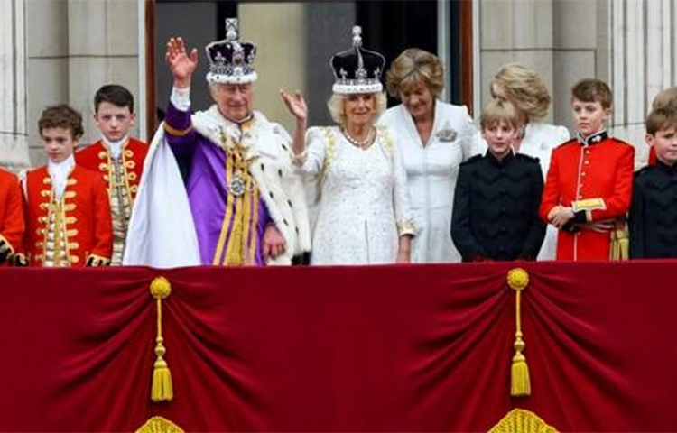 অপেক্ষার অবসান ঘটিয়ে ওয়েস্টমিনিস্টার অ্যাবেতে ব্রিটিশ সিংহাসনে বসার আনুষ্ঠানিকতা শেষ করেছেন রাজা তৃতীয় চার্লস ও রানি ক্যামিলা। শপথ ও মুকুট পরার পর দুজনে ফিরে গেছেন বাকিংহাম প্রাসাদে। পথে তাদের স্যালুট জানায় সেনা-নৌ ও বিমানবাহিনীর সদস্যরা। ছবি: সংগৃহীত