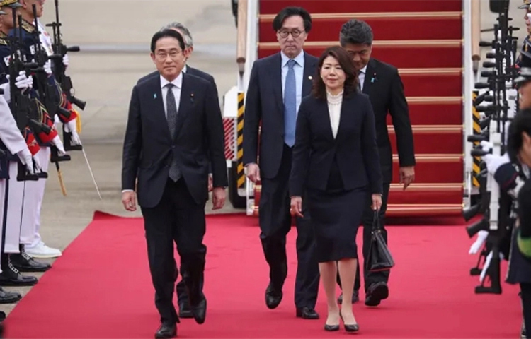 দক্ষিণ কোরিয়ার রাজধানী সিউলে সফর করছেন জাপানের প্রধানমন্ত্রী ফুমিও কিশিদা। সেখানে দক্ষিণ কোরিয়ার প্রেসিডেন্ট ইয়োন সুক ইয়োলের সঙ্গে সাক্ষাত করবেন তিনি। উত্তর কোরিয়ার পারমাণবিক হুমকির মধ্যেই এই দুই নেতার সাক্ষাৎ দুদেশের মধ্যকার সম্পর্ককে আরও মজবুত করবে বলে ধারণা করা হচ্ছে। ছবি: সংগৃহীত