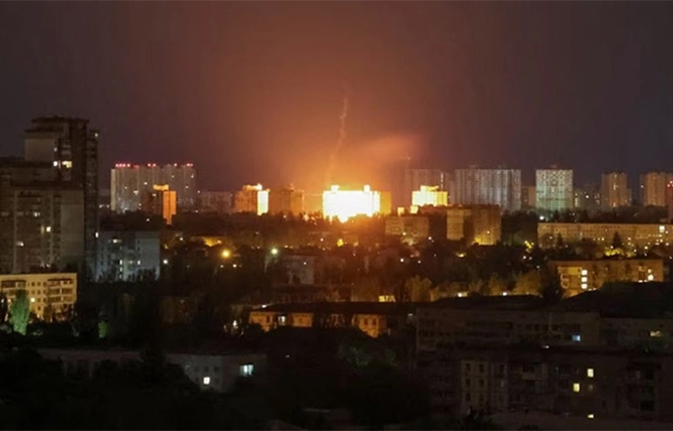 ইউক্রেনে আজ বৃষ্টির মতো ক্ষেপণাস্ত্র হামলা চালিয়েছে রাশিয়া। চলতি মাসে ইউক্রেনীয়দের ওপর এটিই বৃহত্তম ড্রোন হামলা। দ্বিতীয় বিশ্বযুদ্ধে জার্মানির বিপক্ষে সোভিয়েত বাহিনীর বিজয় উদযাপনে ৯ মে ছুটির দিনের আগে ইউক্রেনজুড়ে তীব্র এই হামলা চালালো রুশ বাহিনী। ছবি: সংগৃহীত