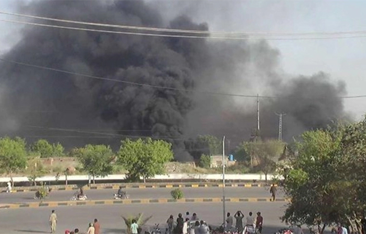 পাকিস্তানের সাবেক প্রধানমন্ত্রী ইমরান খানকে গ্রেফতারের পরই দেশটিতে বিক্ষোভ শুরু হয়েছে। চলমান সহিংসতায় পেশোয়ারে চারজনের নিহত হওয়ার খবর পাওয়া গেছে। এদিকে পাঞ্জাবের পর আরও কয়েকটি প্রদেশ থেকে সেনা মোতায়েনের দাবি উঠেছে। খবর জিও নিউজের। ছবি: সংগৃহীত