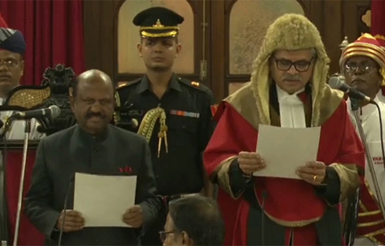 কলকাতা হাইকোর্টের নতুন বিচারপতি শপথগ্রহণ করেছেন। আজ কলকাতা হাইকোর্টের প্রধান বিচারপতি পদে শপথগ্রহণ করেন টি এস শিবজ্ঞানম। তাকে শপথ বাক্য পাঠ করান রাজ্যপাল সিভি আনন্দ বোস। আজ কলকাতা হাইকোর্টের ১ নং এজলাসে শপথগ্রহণ অনুষ্ঠানের আয়োজন করা হয়। ছবি: সংগৃহীত