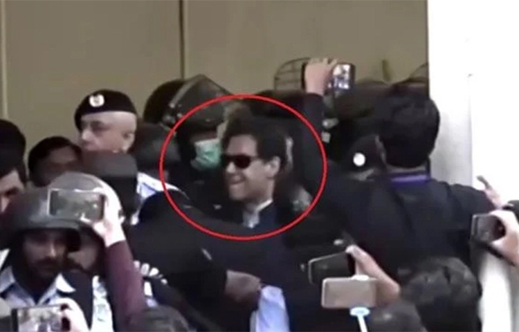 পাকিস্তানের সাবেক প্রধানমন্ত্রী ইমরান খানের জামিন শুনানি চলছে ইসলামাবাদ হাইকোর্টে। এর আগে আদালতে জামিনের জন্য আবেদন করেন ইমরানের আইনজীবীরা। ছবি: সংগৃহীত