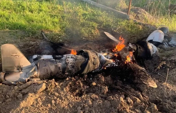 ইউক্রেনের রাজধানী কিয়েভের আকাশে দফায় দফায় ক্ষেপণাস্ত্র হামলা চালিয়েছে রাশিয়া। প্রায় ৩০টি ক্ষেপণাস্ত্র দিয়ে হামলা চালানো হয়। এ নিয়ে চলতি মাসে কিয়েভে নয়বার হামলা চালালো রুশ সেনারা। কিয়েভের কর্তৃপক্ষ জানিয়েছে, তারা প্রায় সবগুলো ক্ষেপণাস্ত্রই প্রতিহত করতে সক্ষম হয়েছে। তবে ক্ষেপণাস্ত্রে ধ্বংসাবশেষের কারণে দুই জেলায় বেশ কিছু ক্ষয়ক্ষতির খবর পাওয়া গেছে বলে জানানো হয়। ছবি: সংগৃহীত