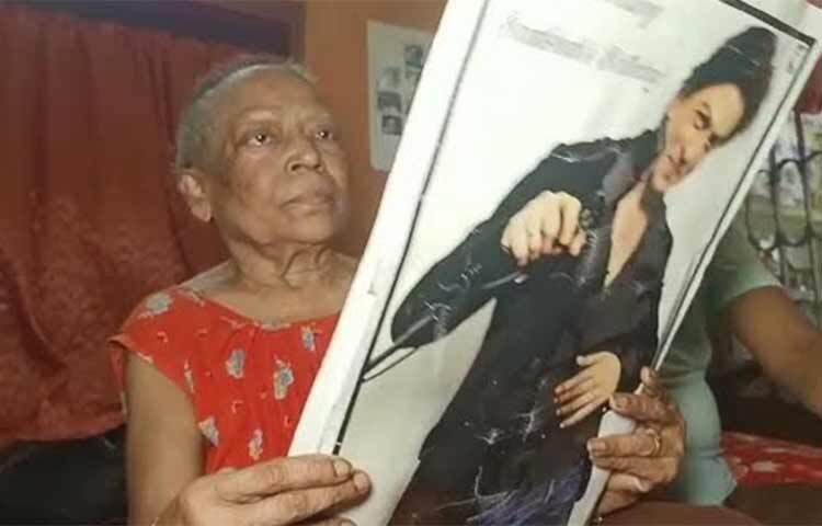 পশ্চিমবঙ্গের উত্তর ২৪ পরগনার খরদহের দক্ষিণ পল্লী কালীমন্দির এলাকার বাসিন্দা শিবানী চক্রবর্তী। বয়স ৬০ বছর। তার শরীরে বাসা বেঁধেছে মরণব্যাধী ক্যানসার। সময়সীমা বেঁধে দিয়েছেন চিকিৎসকরা। এ অবস্থায় শিবানী চক্রবর্তীর শেষ ইচ্ছা, বলিউড বাদশাহ শাহরুখ খানের সঙ্গে একবার দেখা করা। তাকে কাছ থেকে দেখা। মৃত্যুর আগে প্রিয় অভিনেতাকে একবার ছুঁয়ে দেখা। ছবি: সংগৃহীত