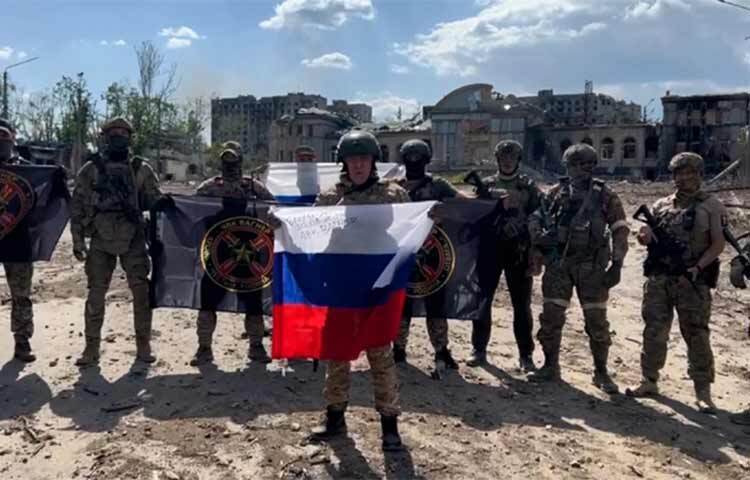 ইউক্রেনের প্রেসিডেন্ট ভলোদিমির জেলেনস্কি বলেছেন, দেশটির বাখমুত শহরটি পুরোপুরি ধ্বংস হয়ে গেছে। তবে ওই শহরে রাশিয়ার জয়ের বিষয়টি অস্বীকার করেছেন তিনি। গত বছরের ফেব্রুয়ারিতে ইউক্রেনে আকস্মিক হামলা চালায় রাশিয়া। তারপর থেকে দেশটির বিভিন্ন অংশে রক্তক্ষয়ী সংঘাত চলছেই। ছবি: সংগৃহীত