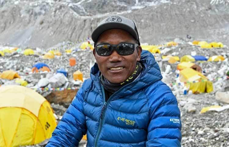 নেপালের এক পর্বতারোহী এভারেস্ট জয়ের নতুন রেকর্ড করেছেন। ২৮ বার এভারেস্ট জয় করে আজ তিনি এই রেকর্ড করেন। নেপালের পর্যটন কর্মকর্তা বিগান কৈরালা বলেন, ৫৩ বছর বয়সী কামি রিতা শেরপা ঐতিহাসিক দক্ষিণ-পূর্ব রিজ রুট দিয়ে ৮ হাজার ৮৪৯ মিটার (২৯ হাজার ৩২ ফুট) চূড়ায় পৌঁছেছেন। ছবি: সংগৃহীত