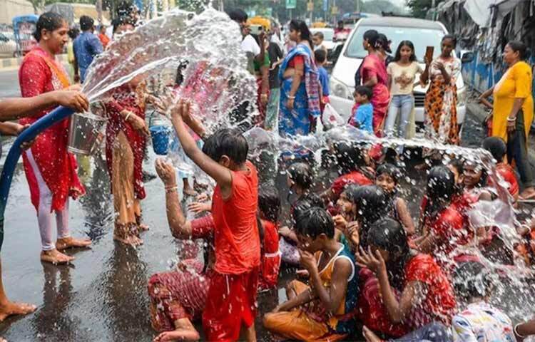তীব্র গরমে অতিষ্ঠ উত্তর ভারতের বিস্তীর্ণ এলাকা। সেখানকার প্রায় বেশিরভাগ এলাকাতেই তাপমাত্রা ৪০ ডিগ্রি সেলসিয়াস ছাড়িয়েছে। সবচেয়ে বড় সমস্যা হচ্ছে, তাপমাত্রা কমার কোনো লক্ষণ নেই। আর তাপপ্রবাহের কারণে অসুস্থ হয়ে পড়েছে বহু মানুষ। ছবি: সংগৃহীত