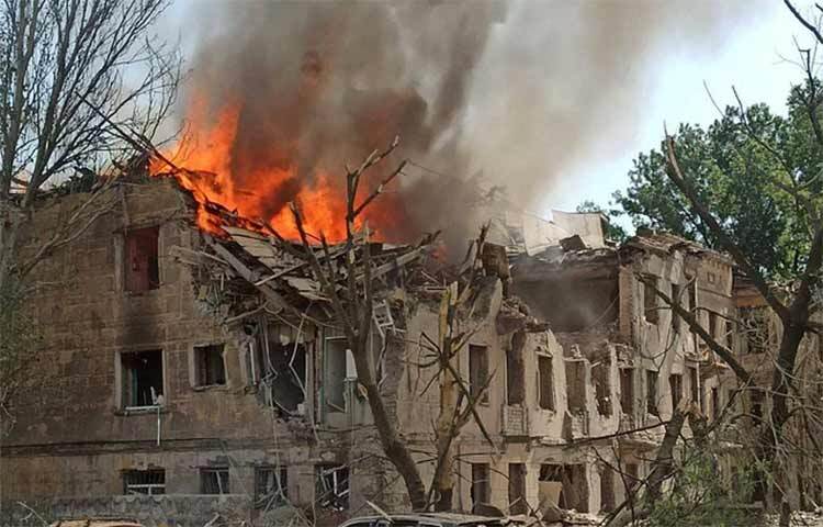 ইউক্রেনের পূর্বাঞ্চলে নিপ্রো শহরের একটি হাসপাতালে আঘাত হেনেছে রাশিয়ার ক্ষেপণাস্ত্র। আঘাতে ১ জন নিহত ও ১৫ জন আহত হয়েছেন বলে জানা গেছে। ইউক্রেনের প্রেসিডেন্ট ভলোদিমির জেলেনস্কি হামলার কথা নিশ্চিত করেছেন। ছবি: সংগৃহীত