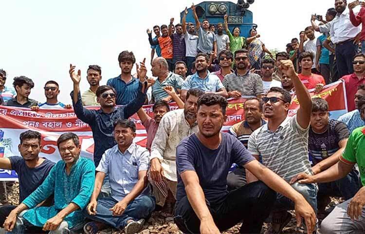 নীলফামারীতে রেলের প্রস্তাবিত দিবাকালীন ট্রেনের নাম ‘নীলফামারী এক্সপ্রেস’ করার দাবিতে মানববন্ধন করেছেন স্থানীয়রা। আজ দুপুরে নীলফামারী রেল স্টেশনে তিতুমীর এক্সপ্রেস আটকিয়ে তারা বিক্ষোভ করেন। ছবি: রাজু আহম্মেদ