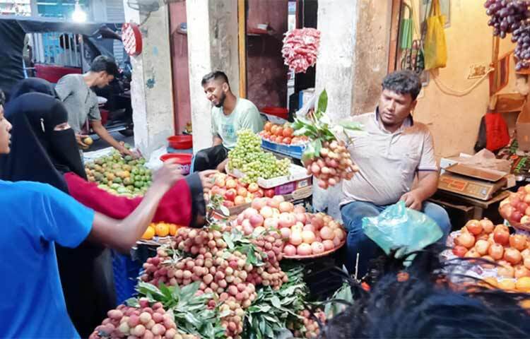 ঝালকাঠির বিভিন্ন হাট-বাজার ও এলাকা মৌসুমি ফলে ছেয়ে গেছে। দূর-দূরান্ত থেকে বিভিন্ন যানবাহনে আসছে এসব ফল। প্রতিদিন সকাল থেকে মধ্যরাত পর্যন্ত ক্রেতা-বিক্রেতার পদচারণায় মুখর থাকছে এসব বাজার। ছবি:  আতিকুর রহমান
