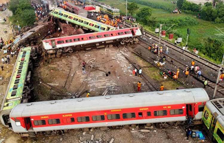 উড়িষ্যায় ভয়াবহ ট্রেন দুর্ঘটনায় প্রাথমিক উদ্ধার অভিযান সমাপ্ত ঘোষণা করেছে কর্তৃপক্ষ। এ ঘটনায় এখন পর্যন্ত ২৬১ জনের মৃত্যু হয়েছে বলে জানিয়েছে ভারতীয় রেল কর্তৃপক্ষ। আহত অবস্থায় বিভিন্ন হাসপাতালে চিকিৎসাধীন অন্তত ৬৫০ জন। আজ ভারতের দক্ষিণপূর্ব রেলওয়ের মুখপাত্র আদিত্য চৌধুরী টাইমস অব ইন্ডিয়াকে এ তথ্য জানিয়েছেন। ছবি: সংগৃহীত