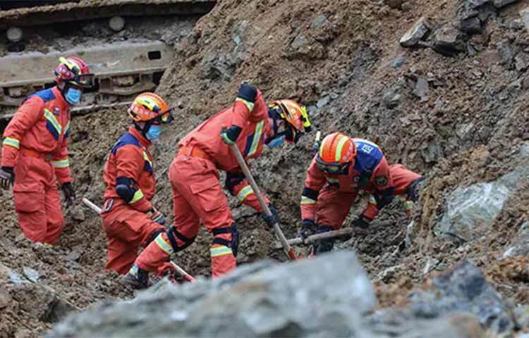 চীনের দক্ষিণ-পশ্চিমাঞ্চলীয় সিচুয়ান প্রদেশে ভূমিধসের ঘটনায় ১৪ জন নিহত হয়েছে। এছাড়া নিখোঁজ রয়েছে আরও পাঁচজন। স্থানীয় কর্তৃপক্ষ জানিয়েছে, রোববার ওই দুর্ঘটনা ঘটেছে। এএফপির এক প্রতিবেদনে এ তথ্য জানানো হয়। ছবি: সংগৃহীত