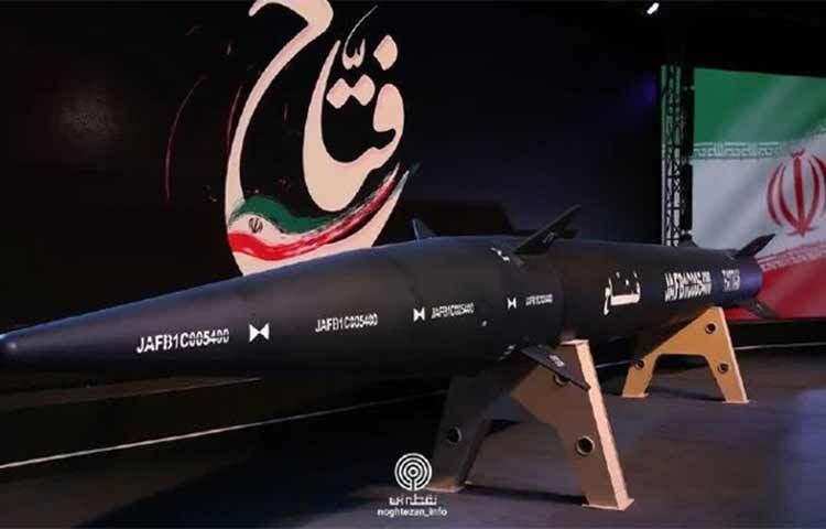 নিজেদের তৈরি করা প্রথম হাইপারসনিক ব্যালিস্টিক ক্ষেপণাস্ত্র ‘ফাত্তাহ’ উন্মোচন করেছে ইরান। মঙ্গলবার (৬ জুন) সকালে তেহরানে প্রেসিডেন্ট ইব্রাহিম রাইসি ও একাধিক ঊর্ধ্বতন সামরিক কর্মকর্তার উপস্থিতিতে আধুনিক ক্ষেপণাস্ত্রটি উন্মোচন করে ইরানের ইসলামি বিপ্লবী গার্ড বাহিনী বা আইআরজিসি। ছবি: সংগৃহীত