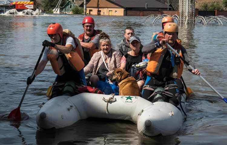 ইউক্রেনের নোভা কাখোভকা বাঁধ ধসে ভয়াবহ বন্যা পরিস্থিতি তৈরি হয়েছে। বন্যা কবলিত এলাকায় মরদেহ ভাসতে দেখা যাচ্ছে বলে জানিয়েছেন দেশটির প্রেসিডেন্ট ভলোদিমির জেলেনস্কি। স্থানীয় সময় মঙ্গলবার সোভিয়েত আমলের গুরত্বপূর্ণ বাঁধটি গুড়িয়ে দেওয়া হয়। এর ফলে দিনিপ্রো নদীর পানি বেড়ে আশেপাশে বন্যা পরিস্থিতি তৈরি হয়। ছবি: সংগৃহীত