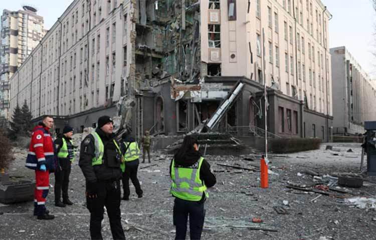 ইউক্রেনে রাতভর বিমান হামলা চালিয়েছে রাশিয়া। এতে এখন পর্যন্ত একজন নিহত হয়েছে বলে খবর পাওয়া গেছে। দেশটির স্বরাষ্ট্র মন্ত্রণালয়ের পক্ষ থেকে জানানো হয়েছে, রুশ হামলায় একজন নিহত এবং আরও তিনজন আহত হয়েছে। হামলায় চারটি ভবন ক্ষতিগ্রস্ত হয়েছে। ছবি: সংগৃহীত