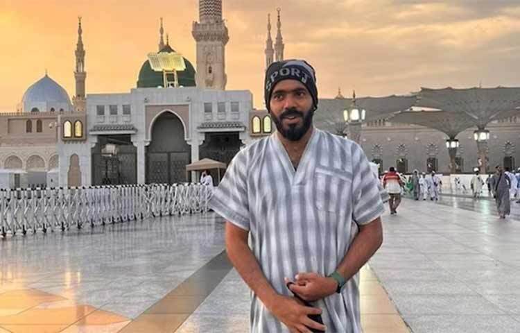 ৩৭০ দিন হেঁটে মক্কায় পৌঁছেছেন শিহাব ছোটুর। কেরালার মালাপ্পুরম জেলার ভ্যালানচেরির বাসিন্দা তিনি। সব মিলিয়ে ৮ হাজার ৬৪০ কিলোমিটার হেঁটে এ মাসে সৌদি আরবের মক্কায় পৌঁছেছেন শিহাব। ছবি: সংগৃহীত