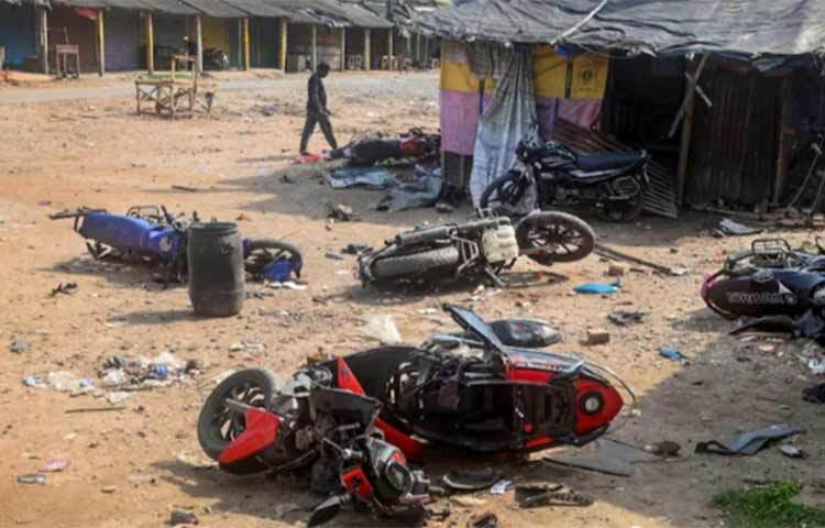 ভারতের পশ্চিমবঙ্গে পঞ্চায়েত নির্বাচনের দিন ঘোষণা হওয়ার পর থেকে রাজ্যের বিভিন্ন জেলা থেকে হতাহতের খবর আসছে। মনোনয়নপত্র জমা দেওয়ার শেষ দিনেও একজনের প্রাণহানির খবর পাওয়া গেছে। পঞ্চায়েত নির্বাচনের মনোনয়নপত্র জমা দেওয়ার প্রথম দিন গত ৯ জুনও একজন নিহত হয়। ছবি: সংগৃহীত