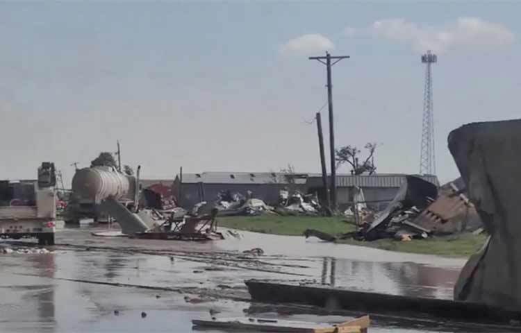 শক্তিশালী টর্নেডোর আঘাতে লন্ডভন্ড হয়ে গেছে যুক্তরাষ্ট্রের টেক্সাস। বৃহস্পতিবার (১৫ জুন) মার্কিন অঙ্গরাজ্যটির উত্তরাংশে ভয়াবহ এ ঝড়ের আঘাতে তিনজনের মৃত্যু হয়েছে, আহত হয়েছেন আরও অন্তত ১০০ জন। ছবি: সংগৃহীত