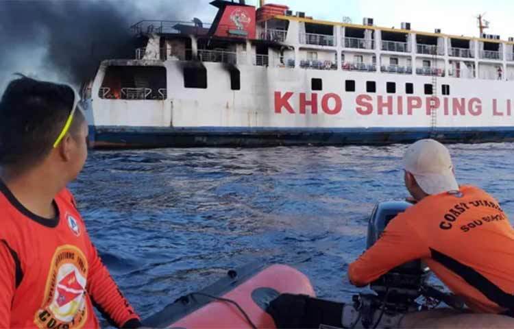 ফিলিপাইনে একটি ফেরিতে আগুন ধরেছে। ওই ফেরিতে ১২০ জন যাত্রী ও ক্রু সদস্য ছিলেন। স্থানীয় কর্মকর্তারা জানিয়েছেন, আগুন নিয়ন্ত্রণ করতে এবং সেখান থেকে লোকজনকে সরিয়ে নিতে উপকূলীয় রক্ষী বাহিনীর সদস্যদের মোতায়েন করা হয়েছে। ছবি: সংগৃহীত