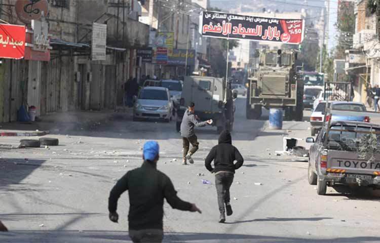 ফিলিস্তিনের অধিকৃত পশ্চিম তীরের জেনিন শহরে ইসরায়েলি বাহিনীর অভিযানে ৪ জন নিহত হয়েছে। তাদের মধ্যে একজন কিশোর বলে জানা গেছে। এদিকে, ইসরায়েলি বাহিনীর সঙ্গে সংঘর্ষের সময় আহত হয়েছেন আরও ৪৫ জন ফিলিস্তিনি। আজ এসব ঘটনা ঘটে। ছবি: সংগৃহীত