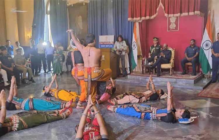 নানান অনুষ্ঠানের মধ্যে দিয়ে কলকাতার রাজভবনে প্রথমবার ধুমধাম করে উদযাপিত করা হলো ‘পশ্চিমবঙ্গ দিবস’। মঙ্গলবার (২০ জুন) পশ্চিমবঙ্গের রাজ্যপাল সিভি আনন্দ বোসের উপস্থিতিতে এনসিসির প্রতিনিধিদের প্যারেডের মাধ্যমে অনুষ্ঠানের সূচনা হয়। ি ছবি: সংগৃহীত