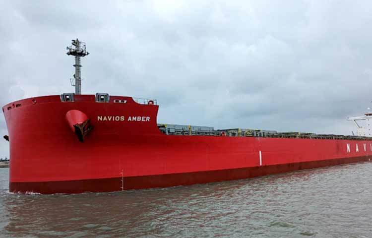 চট্টগ্রাম বন্দরের কর্তৃপক্ষের নেতৃত্বে এবার ৬৪ হাজার ৩০০ টন কয়লাবাহী পঞ্চম জাহাজটি ভিড়েছে মাতারবাড়ী গভীরসমুদ্র বন্দর টার্মিনালে। আজ বেলা সাড়ে ১১টায় ‘এমভি নেভিয়স আম্বার’ নামের জাহাজটি কোল পাওয়ার টার্মিনালে বার্থিং করে। ছবি: জাগো নিউজ