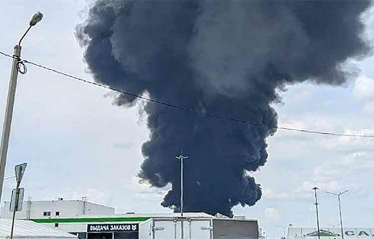 রাশিয়ার ভোরেনেজ অঞ্চলের একটি তেলের ডিপোতে আগুন লাগার ঘটনা ঘটেছে। দেশটির যে দুইটি শহরের সামরিক স্থাপনা ওয়াগনার বাহিনী দখলে নিয়েছে বলে মনে করা হয় তার মধ্যে একটি হলো ভোরেনেজ। ছবি: সংগৃহীত