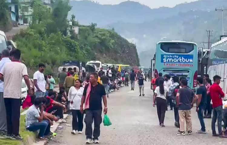 ভূমিধসে রাস্তা বন্ধ, ১৫ কিলোমিটারজুড়ে যানজট, হোটেলগুলোতে পা রাখার জায়গা নেই, কবে ফিরতে পারবেন সেটিও অনিশ্চিত- এমনই দুঃস্বপ্নের মতো সময় কাটাচ্ছেন হিমাচল প্রদেশে আটকে পড়া দুই শতাধিক পর্যটক। রোববার (২৫ জুন) রাজ্যের মান্ডি এবং কুল্লুকের মধ্যে সংযোগকারী জাতীয় মহাসড়কে ভূমিধসের কারণে যান চলাচল বন্ধ হয়ে গেলে আটকা পড়েন তারা। ছবি: সংগৃহীত