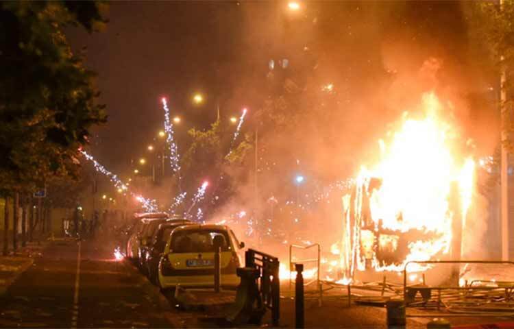 গাড়ি থামাতে বলার পরেও নির্দেশ না মানায় ১৭ বছরের এক কিশোরকে গুলি করে হত্যা করেছে প্যারিসের পুলিশ। এর প্রতিবাদে উত্তাল হয়ে উঠেছে গোটা ফ্রান্স। বিক্ষোভকারীদের সঙ্গে পুলিশের দফায় দফায় সংঘর্ষ, গাড়িতে অগ্নিসংযোগের ঘটনা ঘটেছে। ছবি: সংগৃহীত