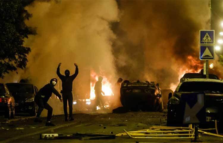 ফ্রান্সে তৃতীয় রাতের মতো মারাত্মক দাঙ্গা, লুটপাট ও সহিংসতার পর এ পর্যন্ত সাড়ে ছয়শর বেশি মানুষকে গ্রেফতার করেছে পুলিশ। প্যারিস উপকণ্ঠে পুলিশের গুলিতে এক তরুণ নিহত হওয়ার পর দেশটিতে এই দাঙ্গা শুরু হয়। ছবি: সংগৃহীত